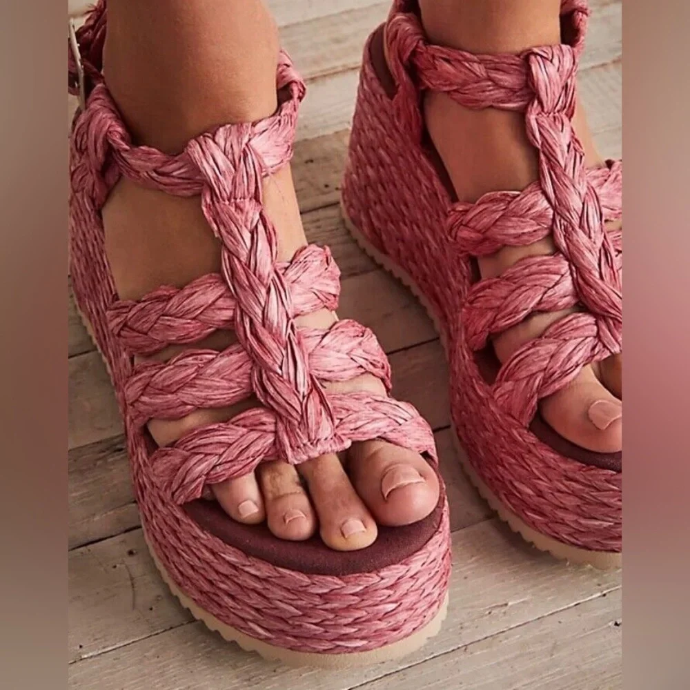 Free People NWOT raspberry raffia rendezvous platforms